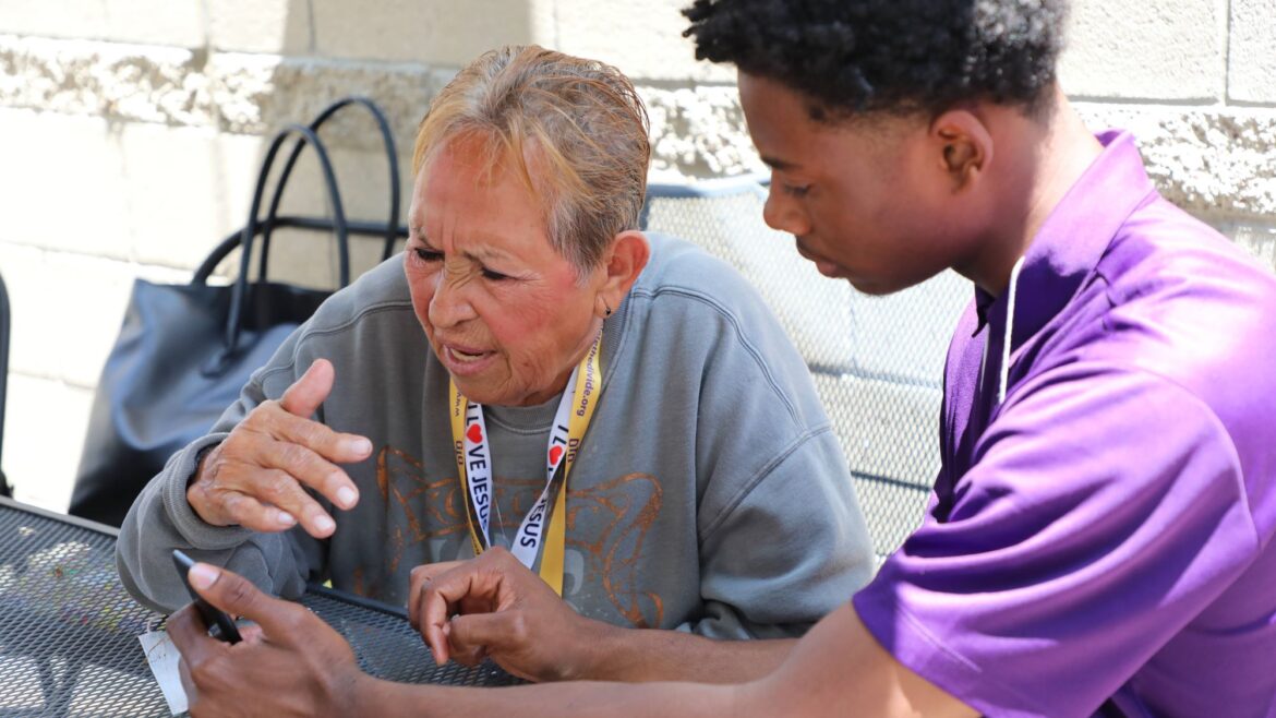 Senior Tech Pop Up DTD Helping Elder
